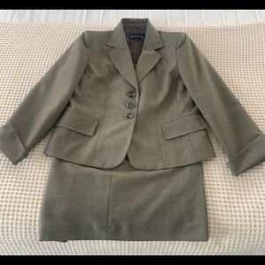Evan Picone Size 8P Skirt Suit 🤗